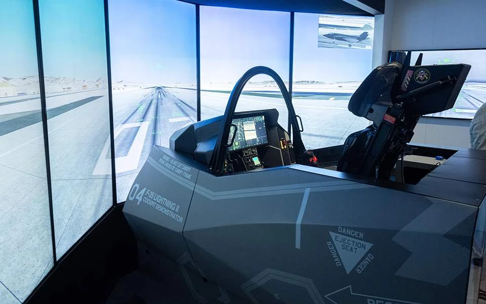 Στο πιλοτήριο του συναρπαστικού F-35